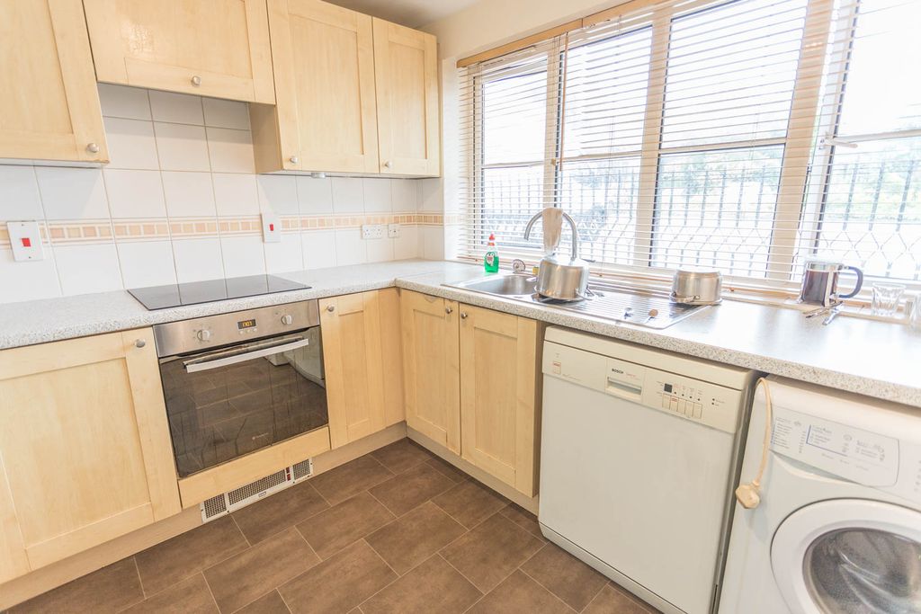 Property photo 3 of 7 Kitchen