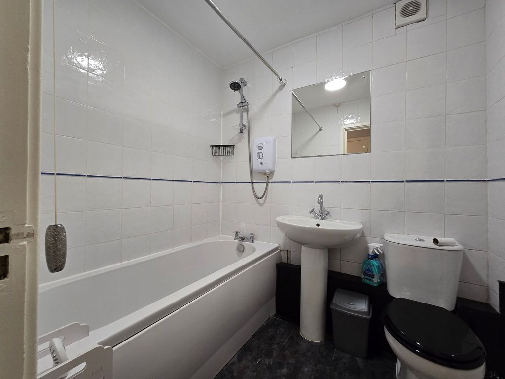 Property photo 3 of 9 Bathroom