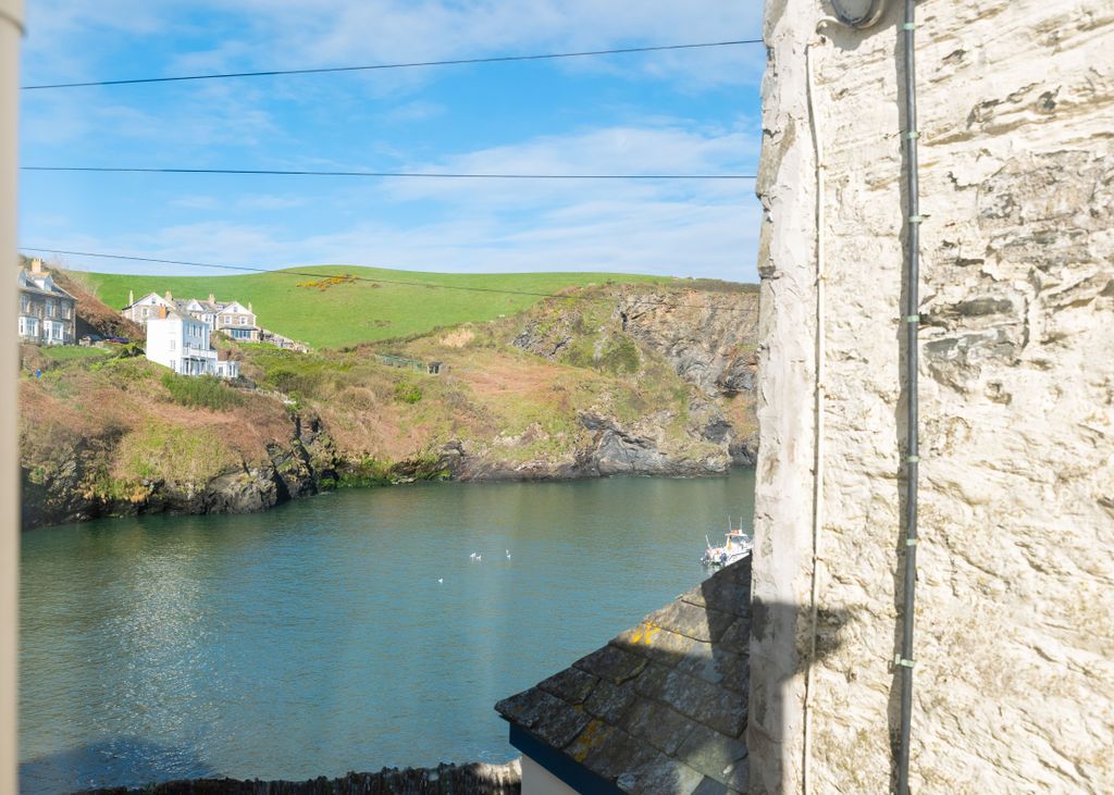 Property photo 2 of 10 680A355670Eb6_Seagull Cottage New-1
