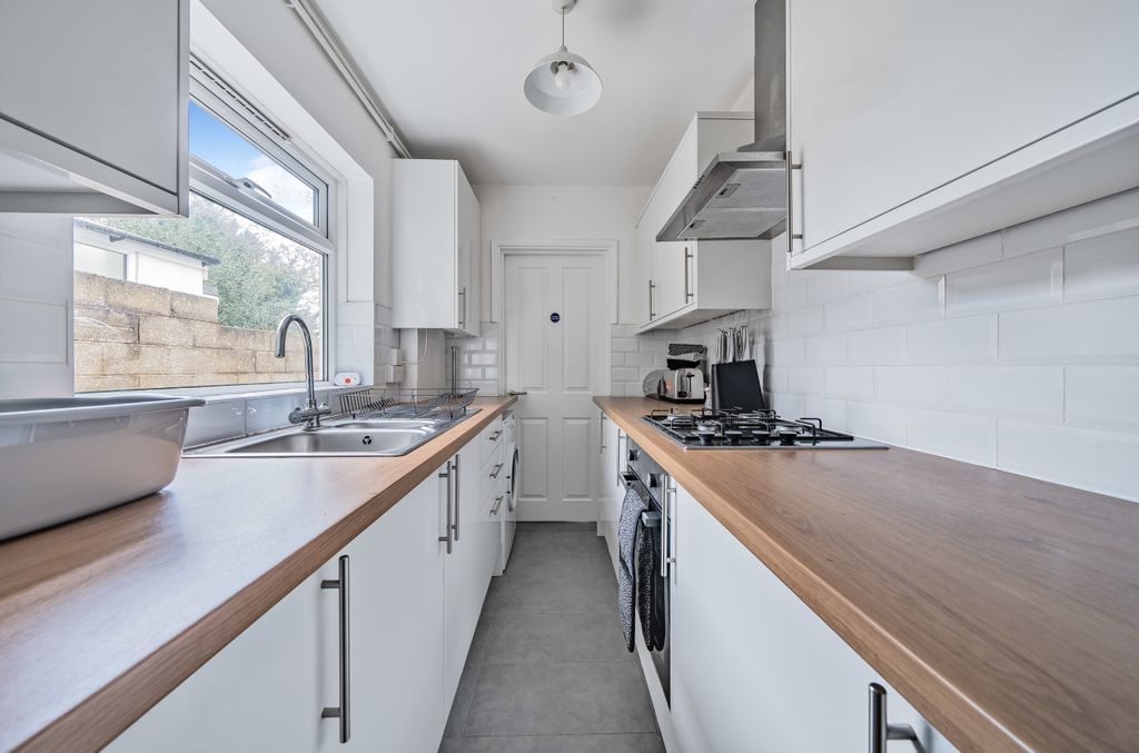 Property photo 3 of 11 Kitchen