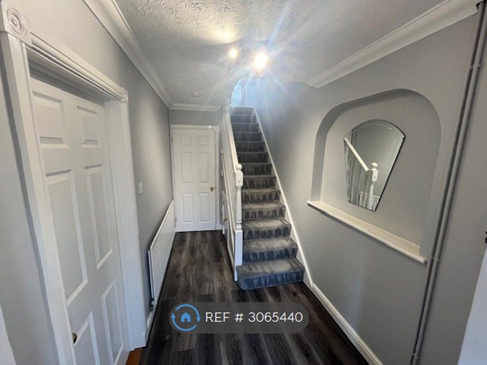 Property photo 3 of 12 Entrance Hall