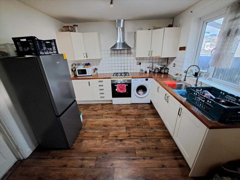 Property photo 3 of 9 Kitchen