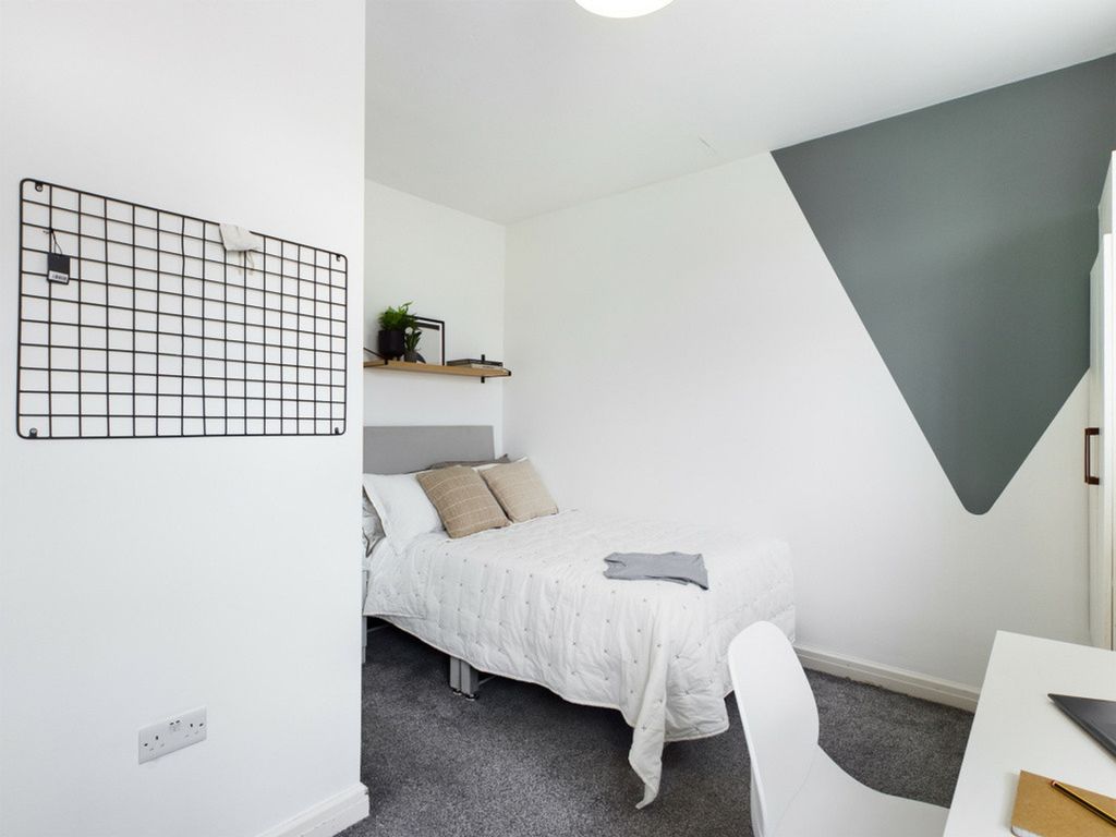 Property photo 3 of 8 A Bright And Inviting Double Bedroom, Perfect For ...
