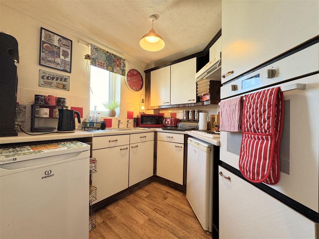 Property photo 3 of 17 Kitchen