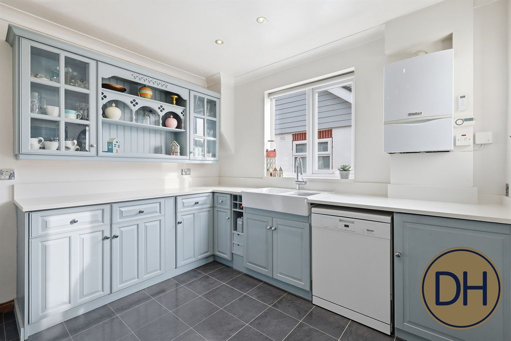 Property photo 3 of 37 Hows Mead