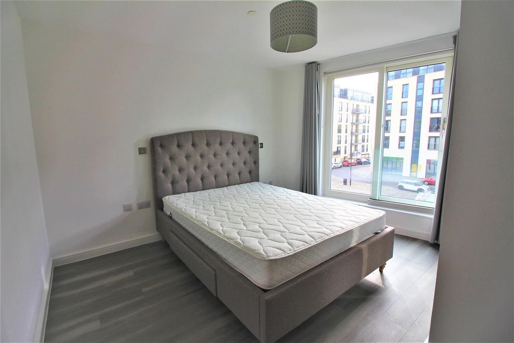 Property photo 2 of 6 Bright Modern Bedroom With Large Feature Window...