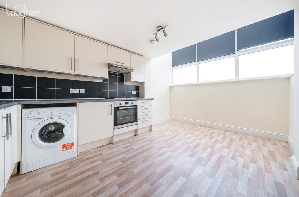 Property photo 3 of 7 Kitchen