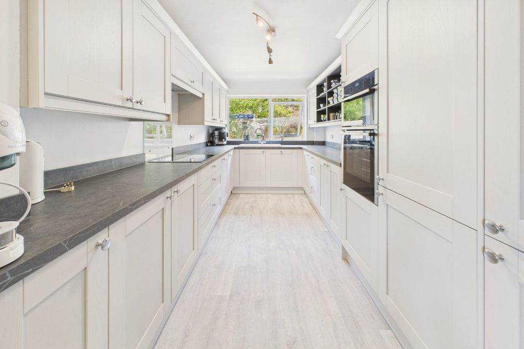 Property photo 2 of 19 Kitchen