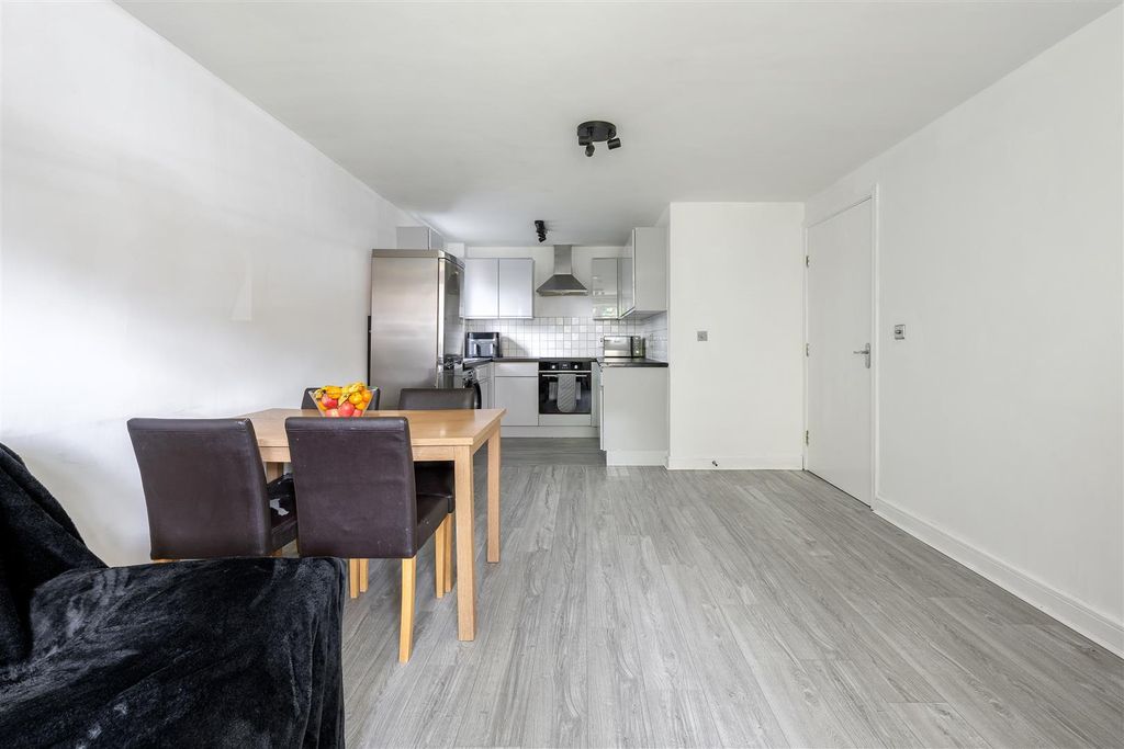 Property photo 2 of 9 Lockwood Place E4