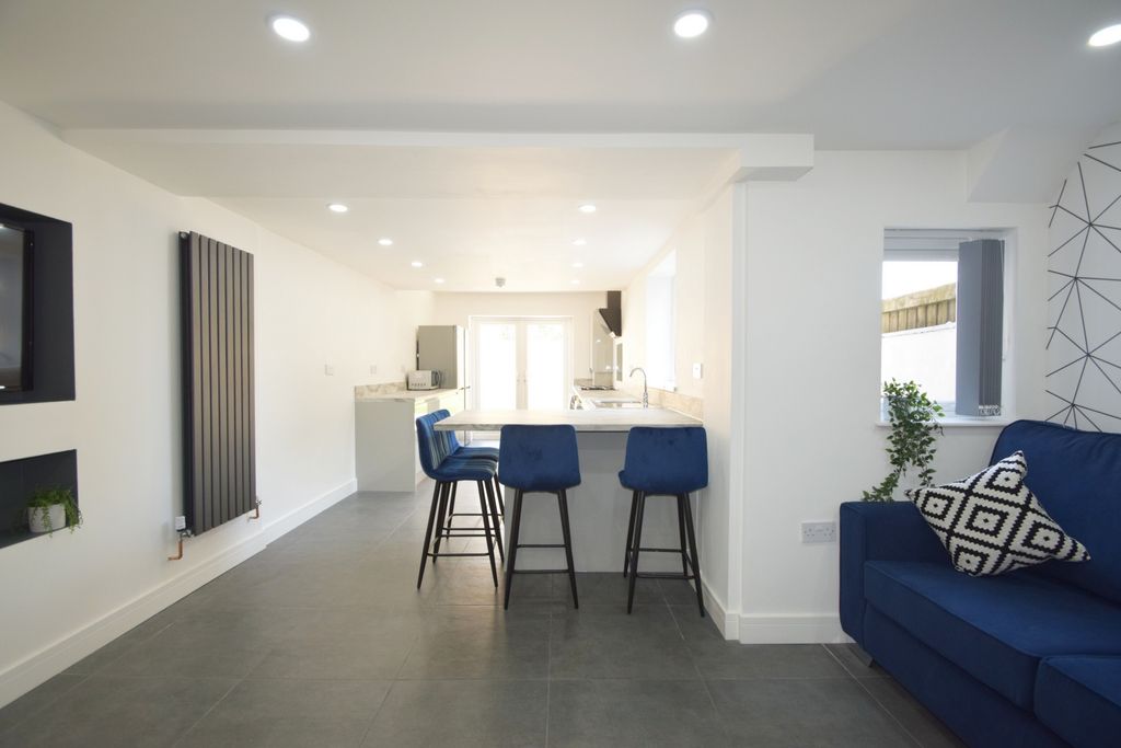 Property photo 2 of 27 Photo 4