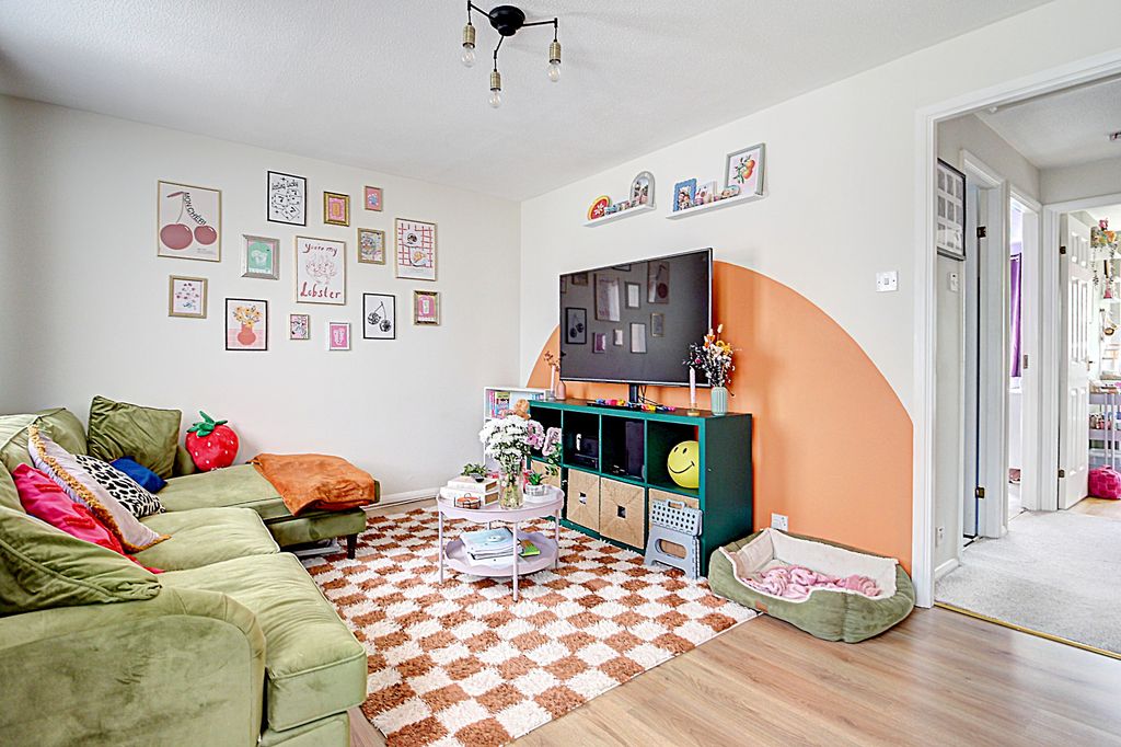 Property photo 3 of 10 Lounge