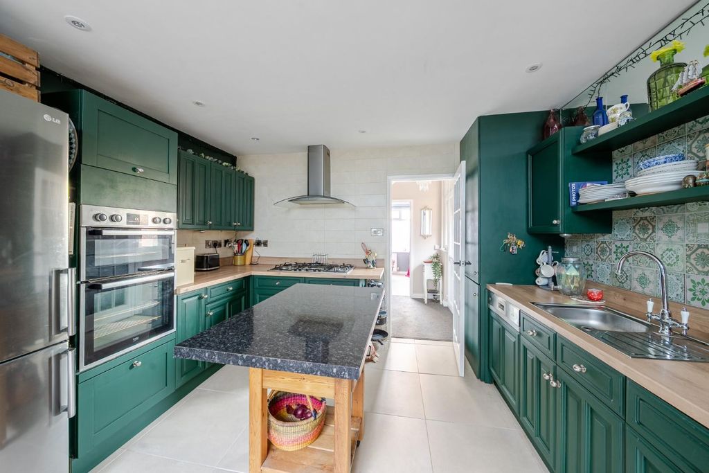 Property photo 3 of 16 1381550-15-69258Aead2793.Jpg