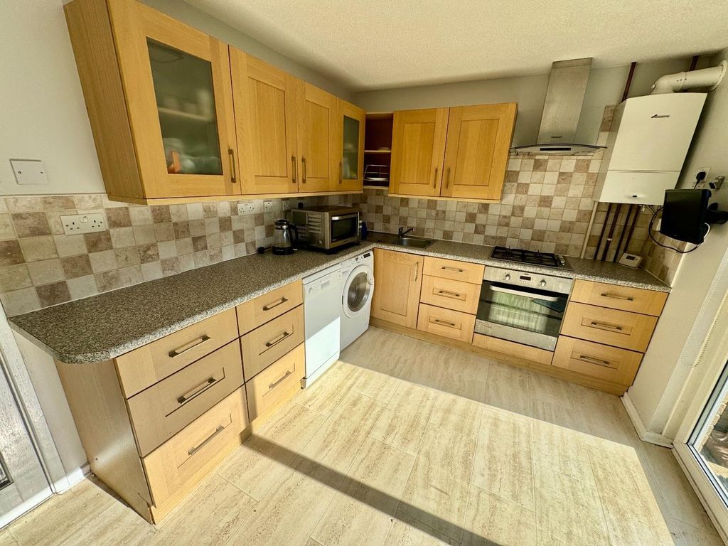 Property photo 3 of 11 Kitchen