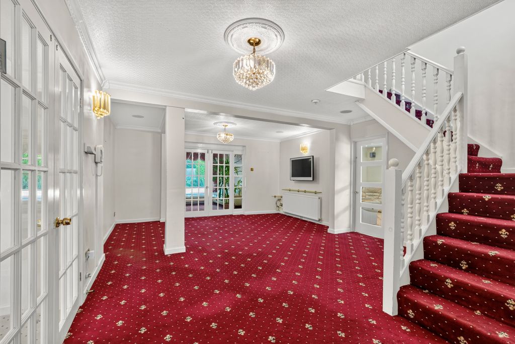 Property photo 2 of 36