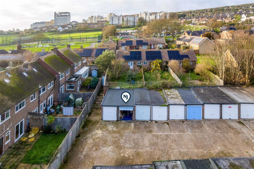 Property photo 2 of 2 34 Prince Regent's Close-6.Jpg