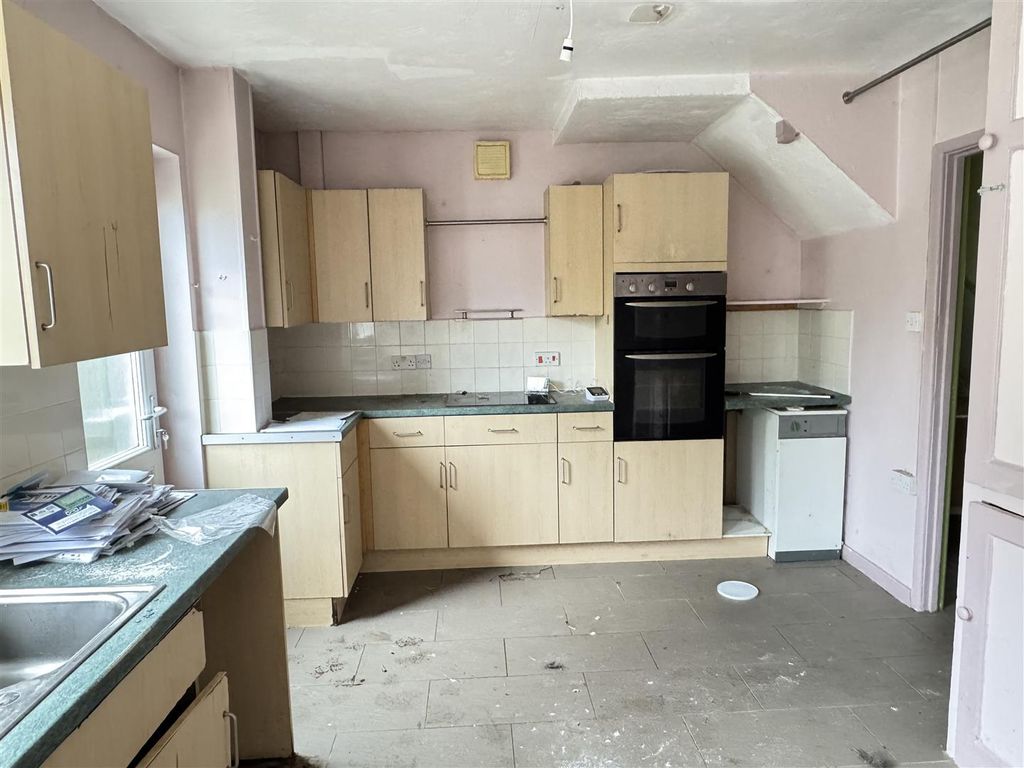 Property photo 3 of 27 Kitchen