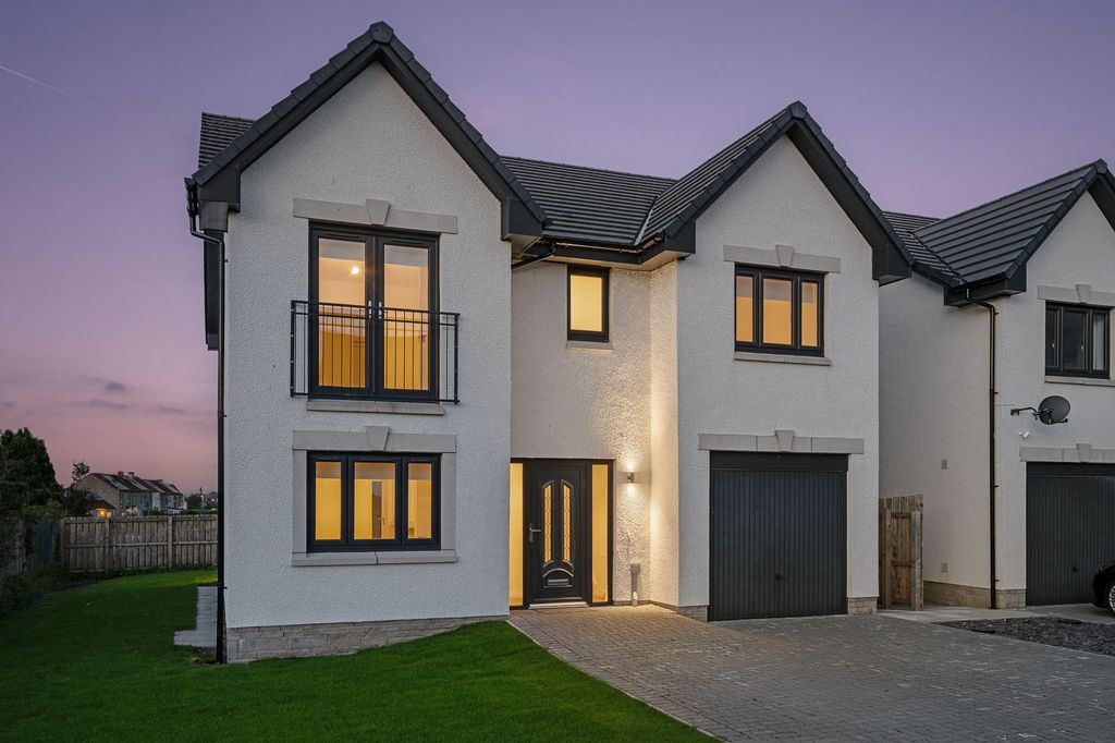 Property photo 1 of 36 Twilight Front External