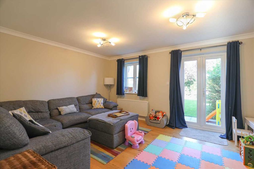 Property photo 3 of 16 Lounge