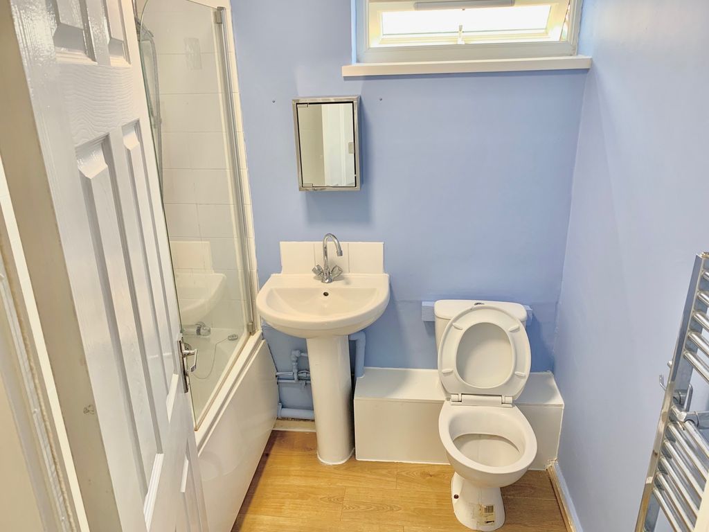 Property photo 3 of 10 Bathroom