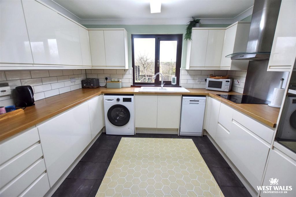 Property photo 3 of 21 13.Jpg