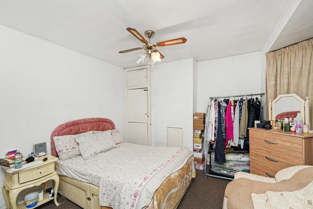 Property photo 2 of 18 Bedroom