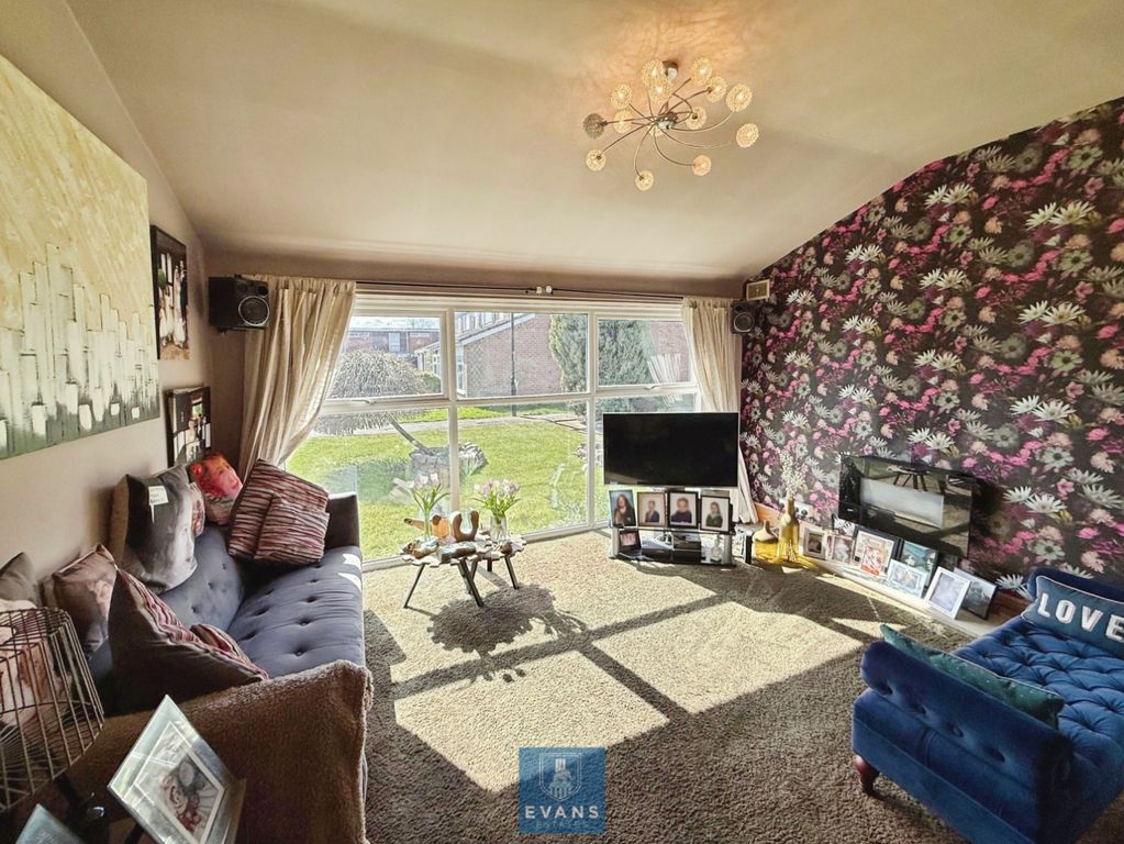 Property photo 3 of 19 Living Room