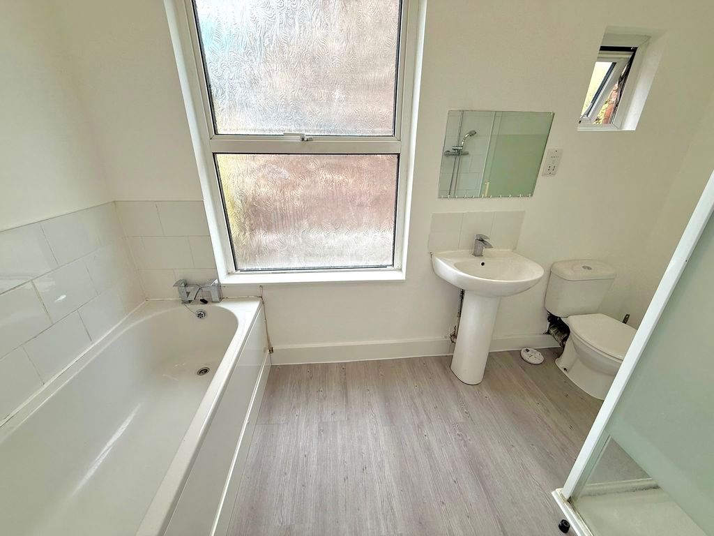 Property photo 3 of 12 Bathroom