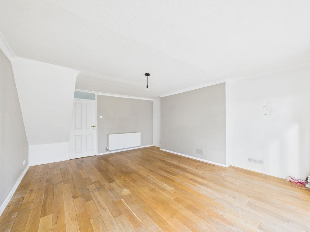 Property photo 3 of 11 Cam03519G0-Pr0444-Still003