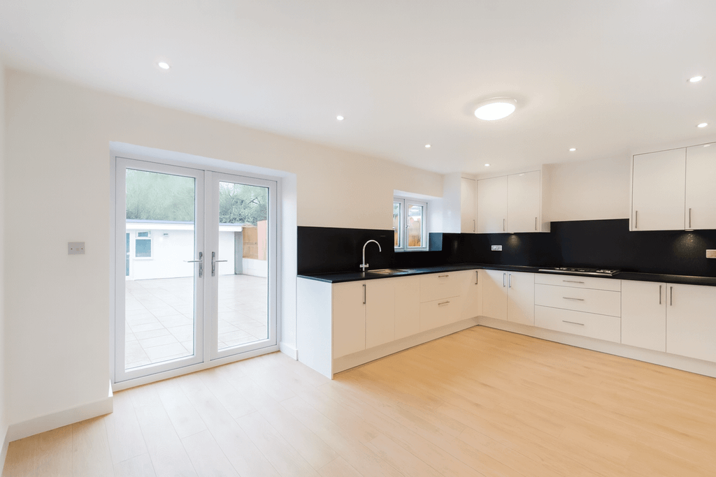 Property photo 1 of 18 6 Bedroom Semi Detached House Available To Let In Epsom