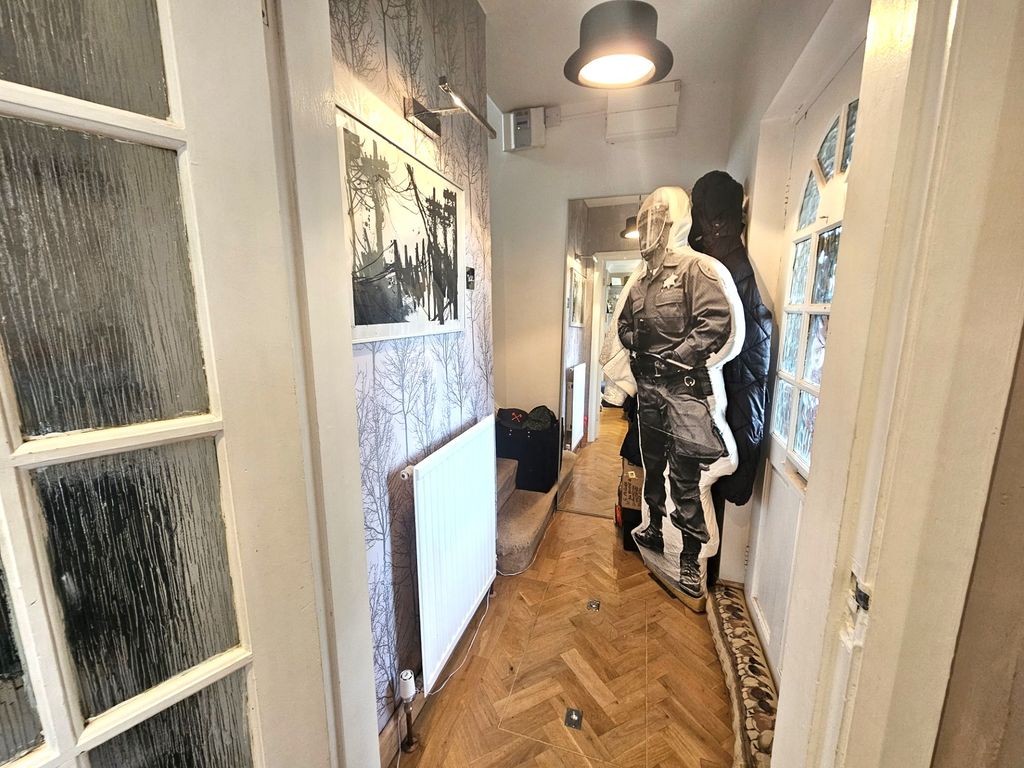 Property photo 2 of 19 Hallway