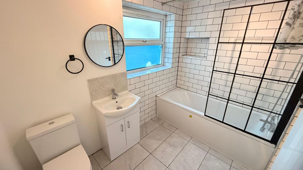 Property photo 1 of 7 4 Bed Terraced House To Rent Altmore Avenue, London E6