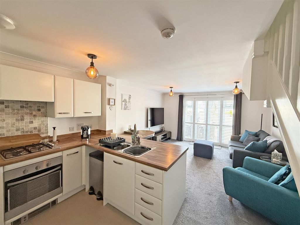 Property photo 2 of 14 Pennycross Close 33 - Lounge Fp.Jpg