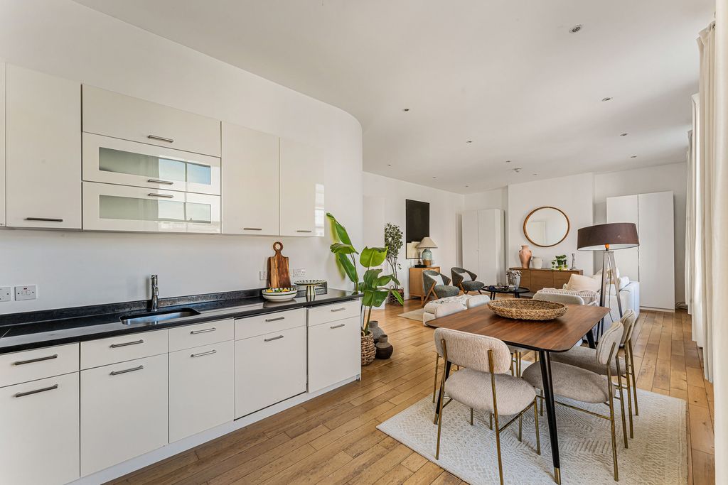 Property photo 2 of 20 Reception/Kitchen