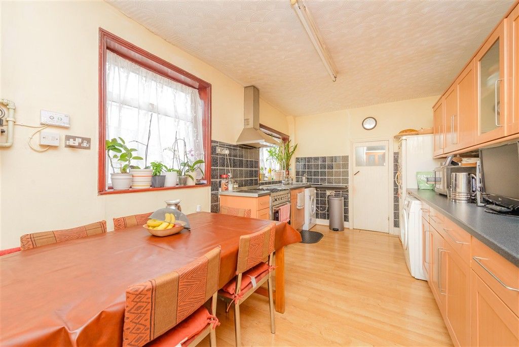 Property photo 1 of 10 Kitchen