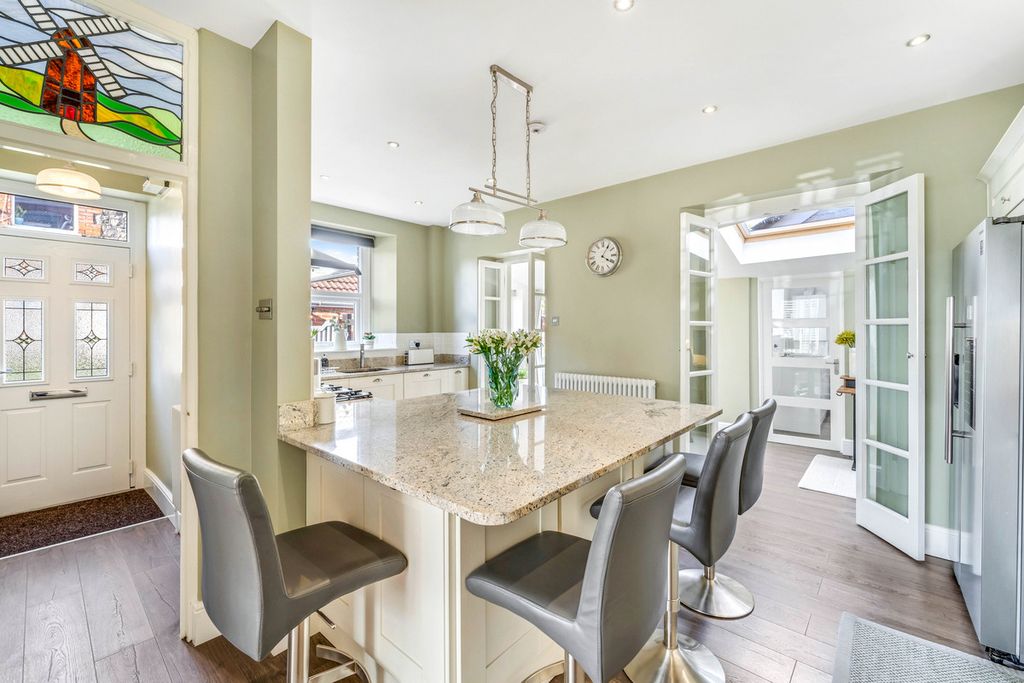 Property photo 2 of 31