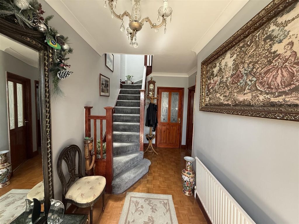 Property photo 2 of 13 Hallway