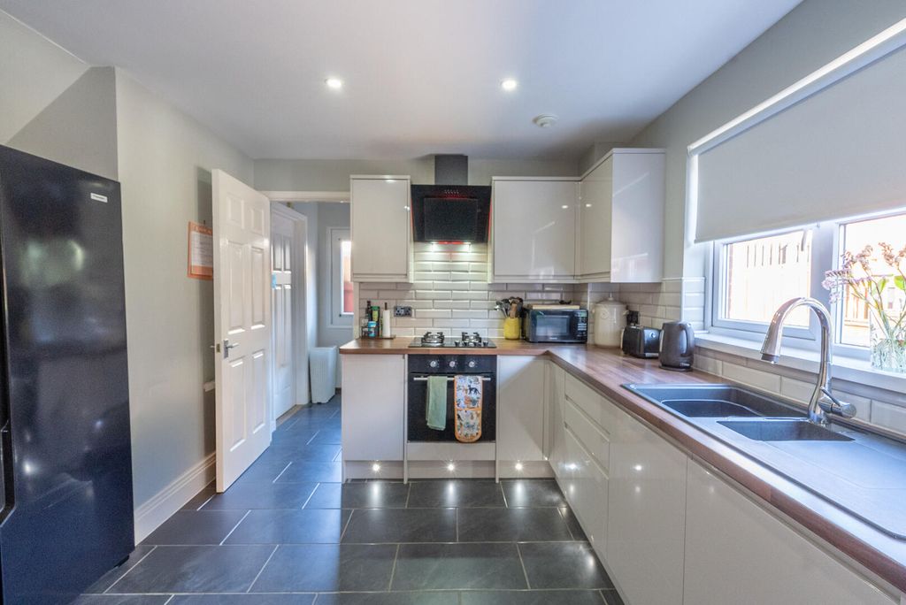Property photo 3 of 33 Kitchen