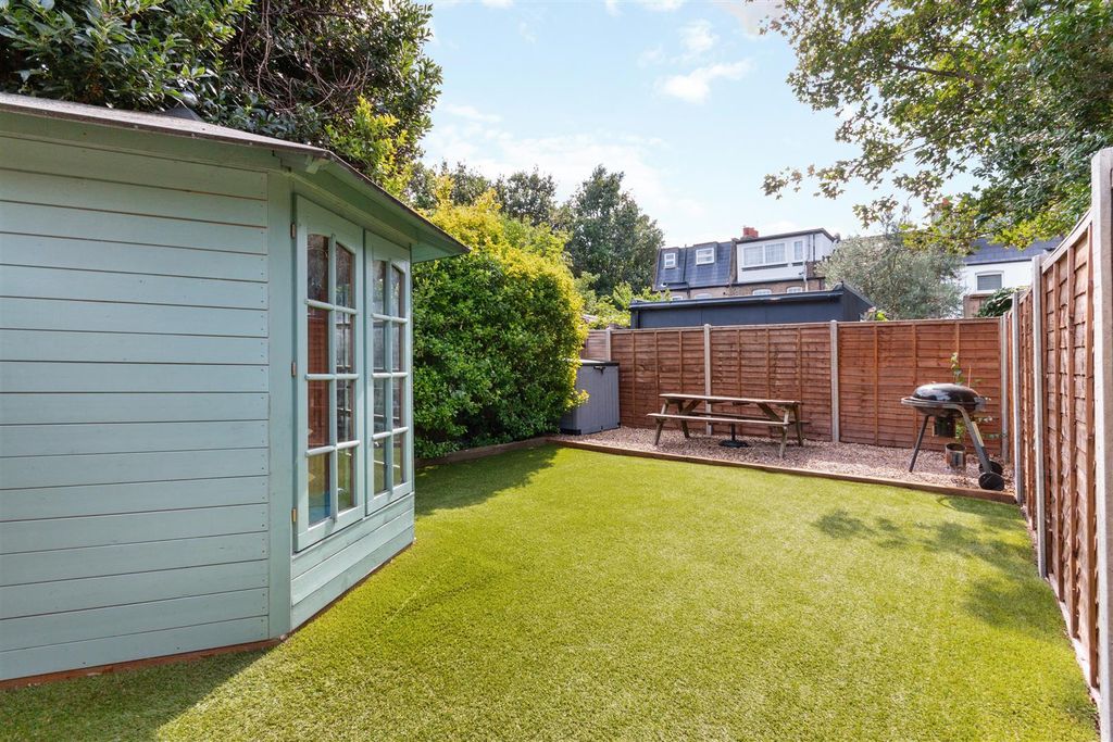 Property photo 2 of 12 Garden