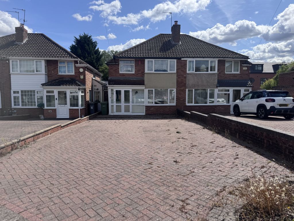 Property photo 1 of 12 14 Quinton Close Frontage