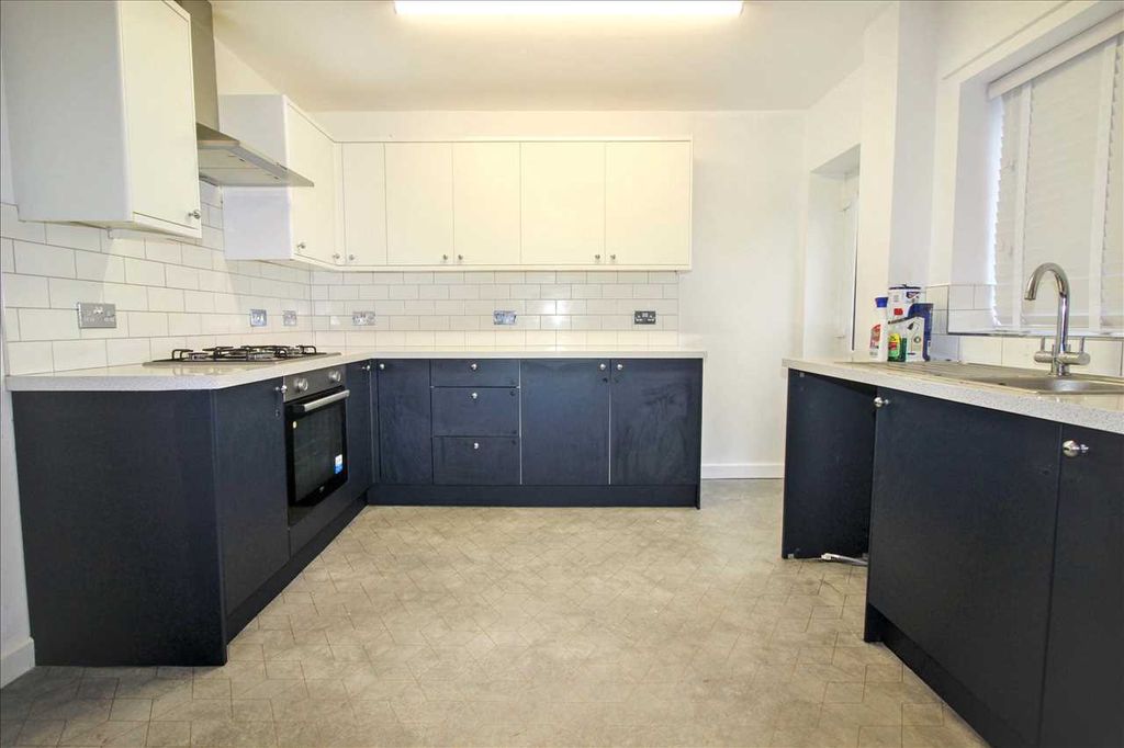 Property photo 3 of 9 Kitchen