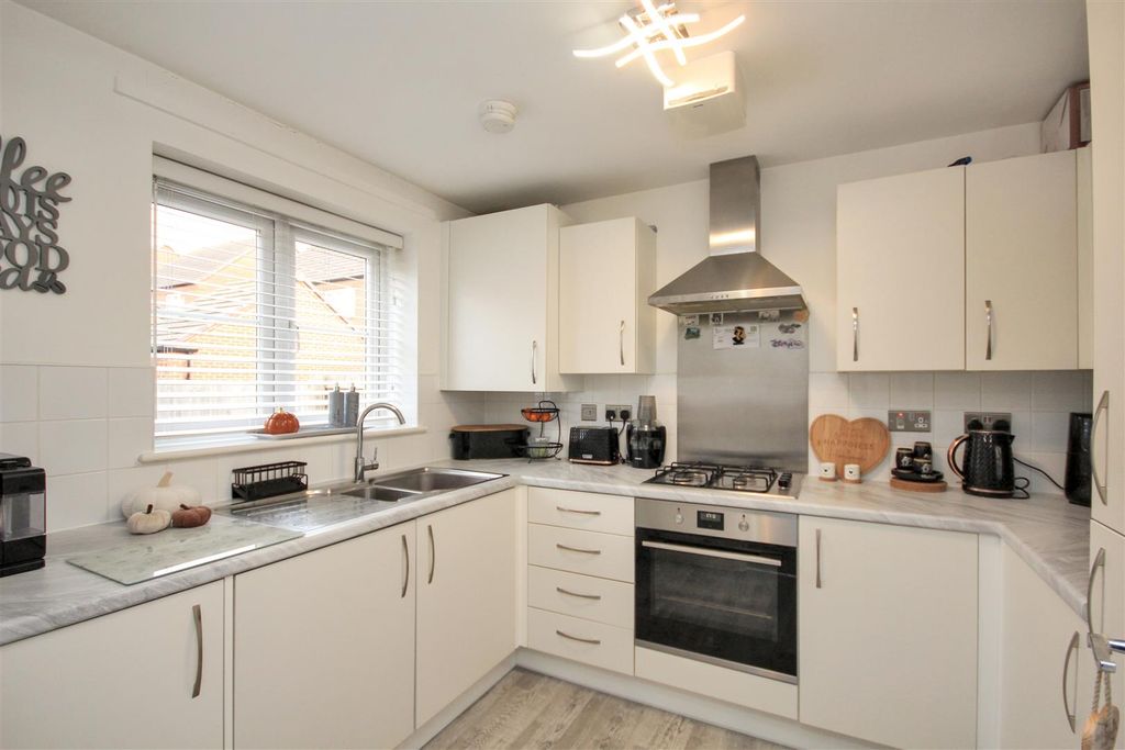 Property photo 2 of 11 Kitchen.Jpg