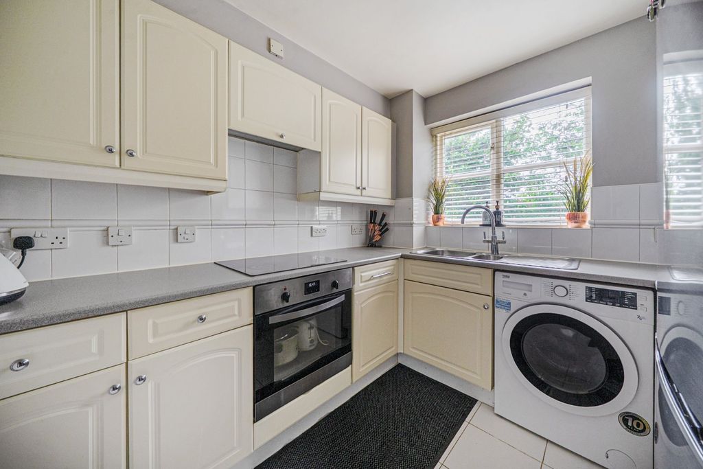 Property photo 3 of 17 Kitchen