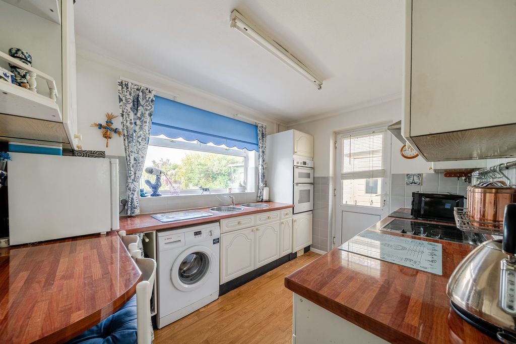 Property photo 3 of 11 Kitchen