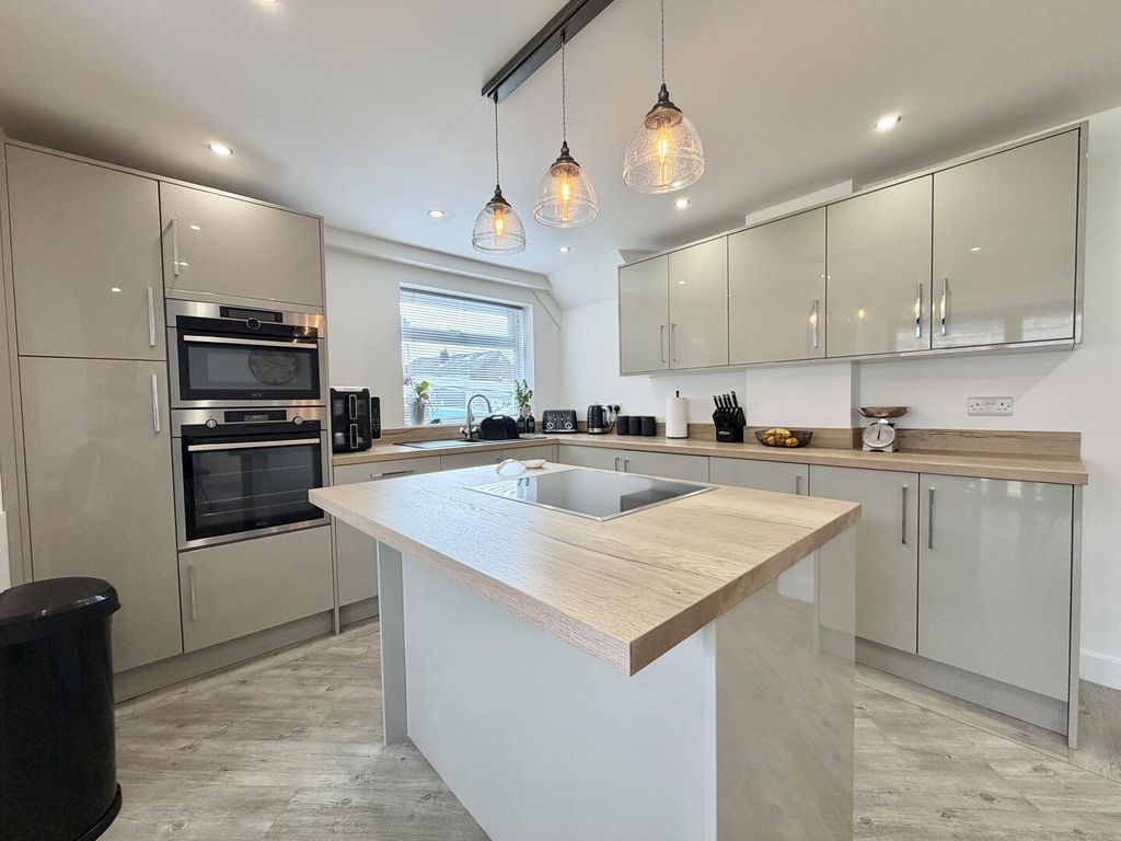 Property photo 3 of 19 Kitchen/Diner