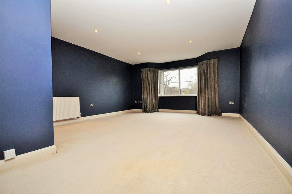 Property photo 2 of 7 Living Room