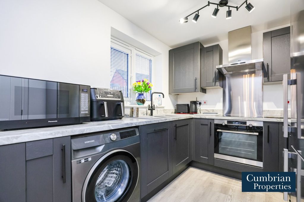 Property photo 2 of 18 Dining Kitchen