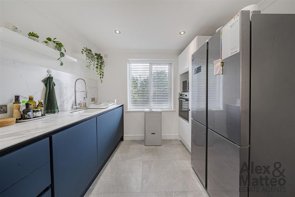 Property photo 2 of 24 Tideway Court