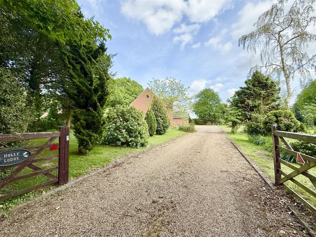 Property photo 2 of 21 Driveway Approach