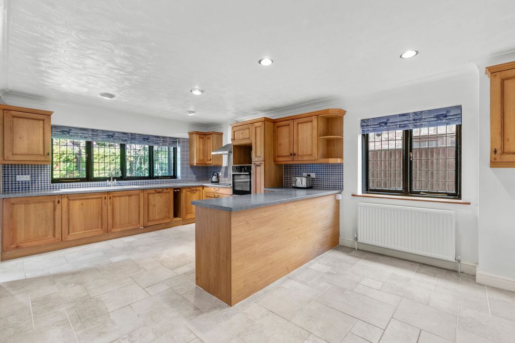 Property photo 2 of 20 Kitchen/Breakfast Room