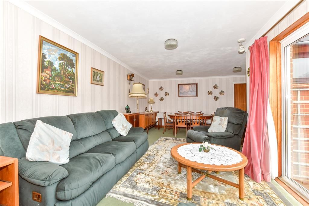 Property photo 3 of 15 Lounge